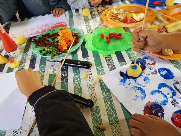 Foto van kinderen die stempelen met aardappels in de Kinderclub op woensdagmiddag